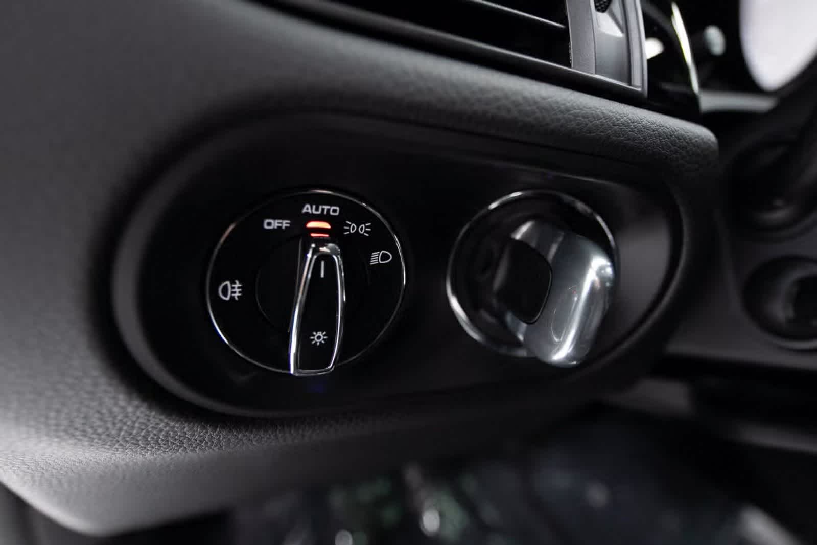 Thumbnail: 2025 Porsche Macan - 20