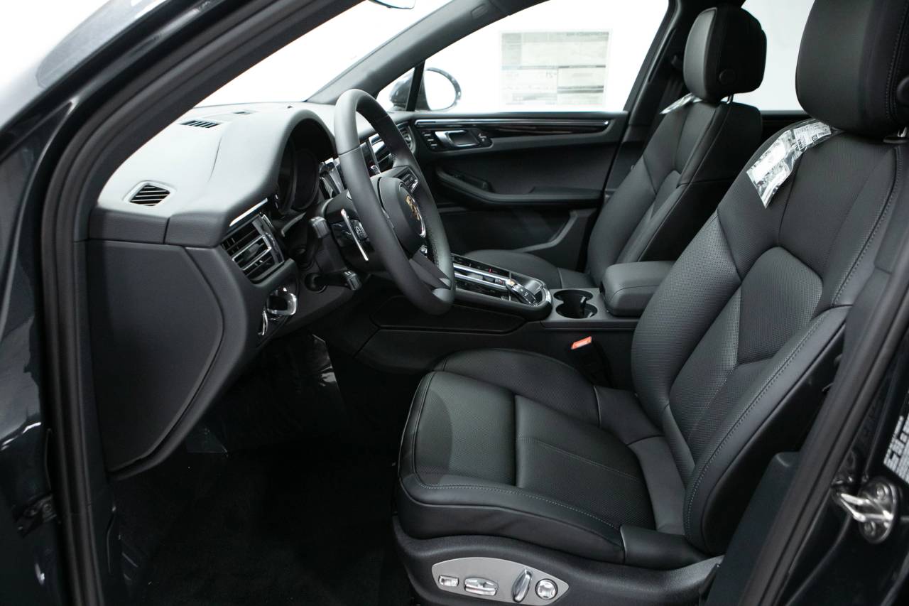 Thumbnail: 2026 Porsche Macan - 23