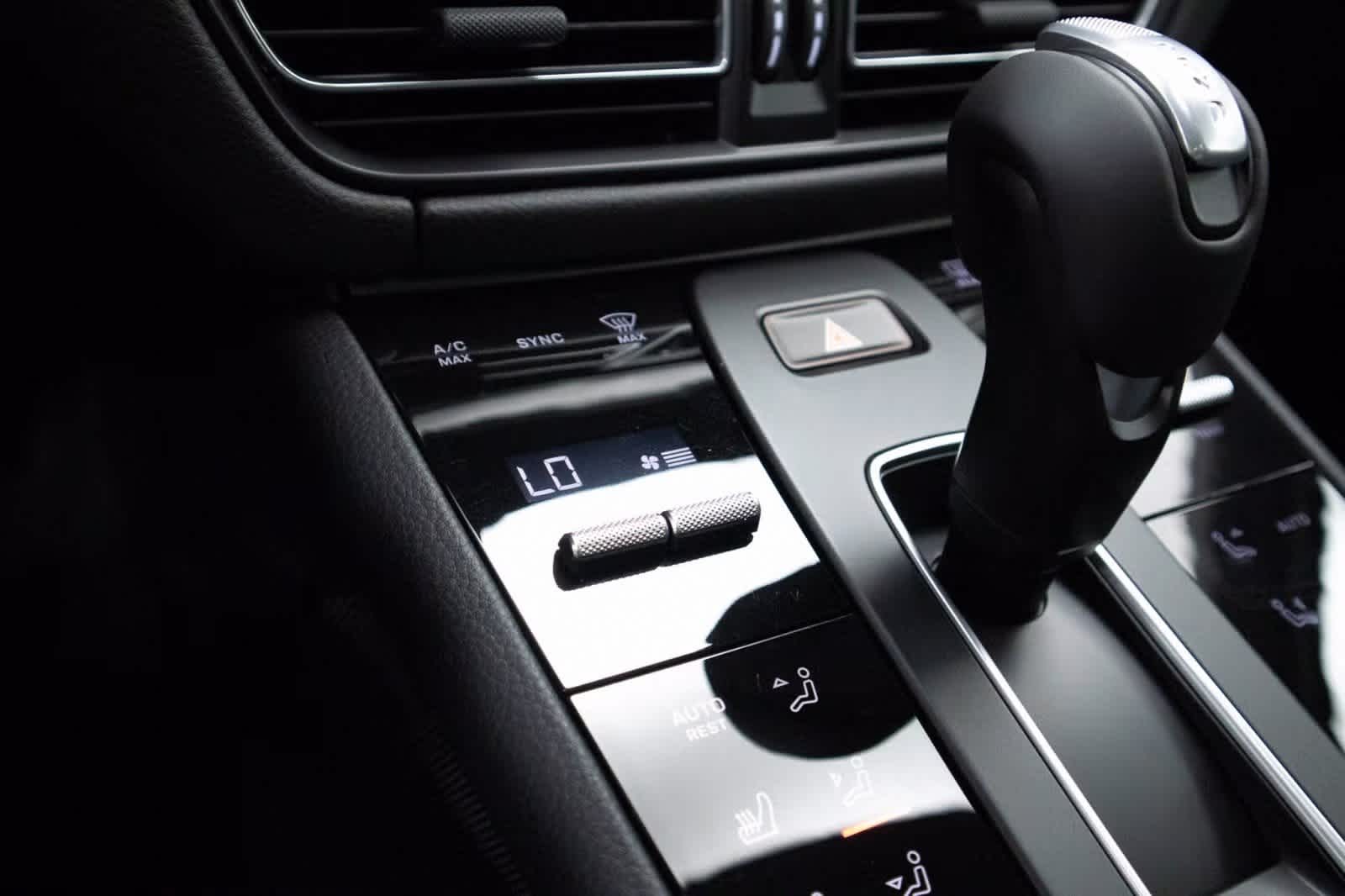 Thumbnail: 2025 Porsche Macan - 21