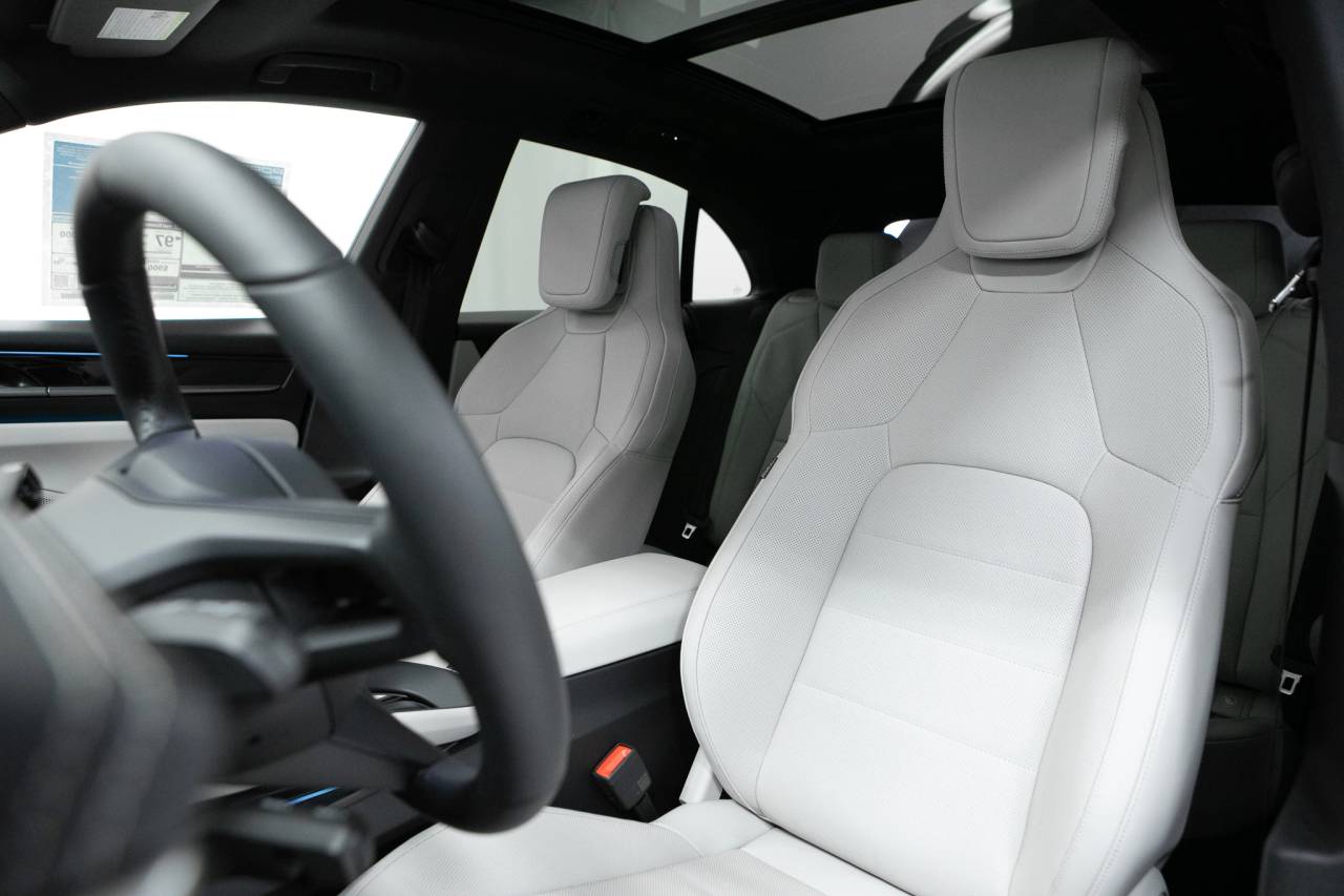 Thumbnail: 2026 Porsche Macan - 5