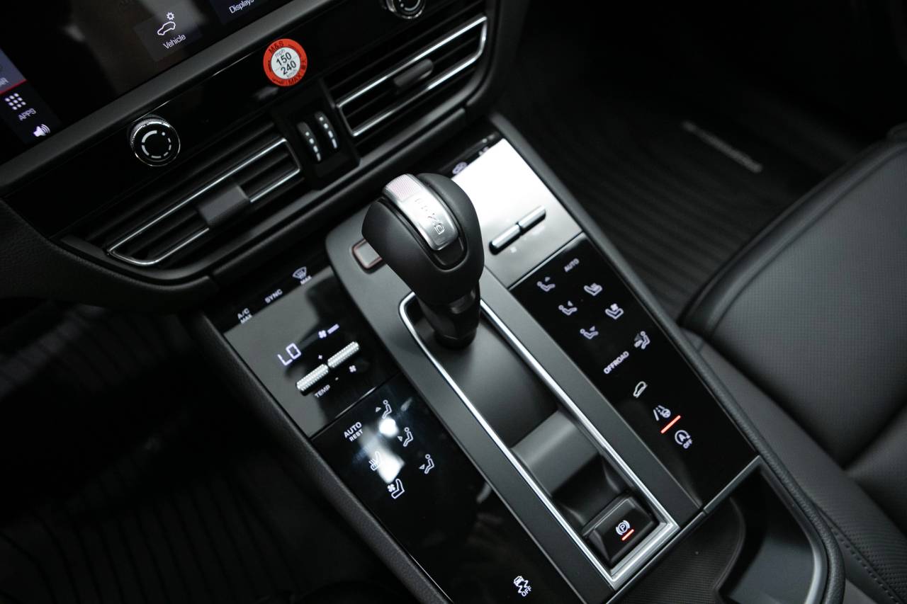 Thumbnail: 2026 Porsche Macan - 28