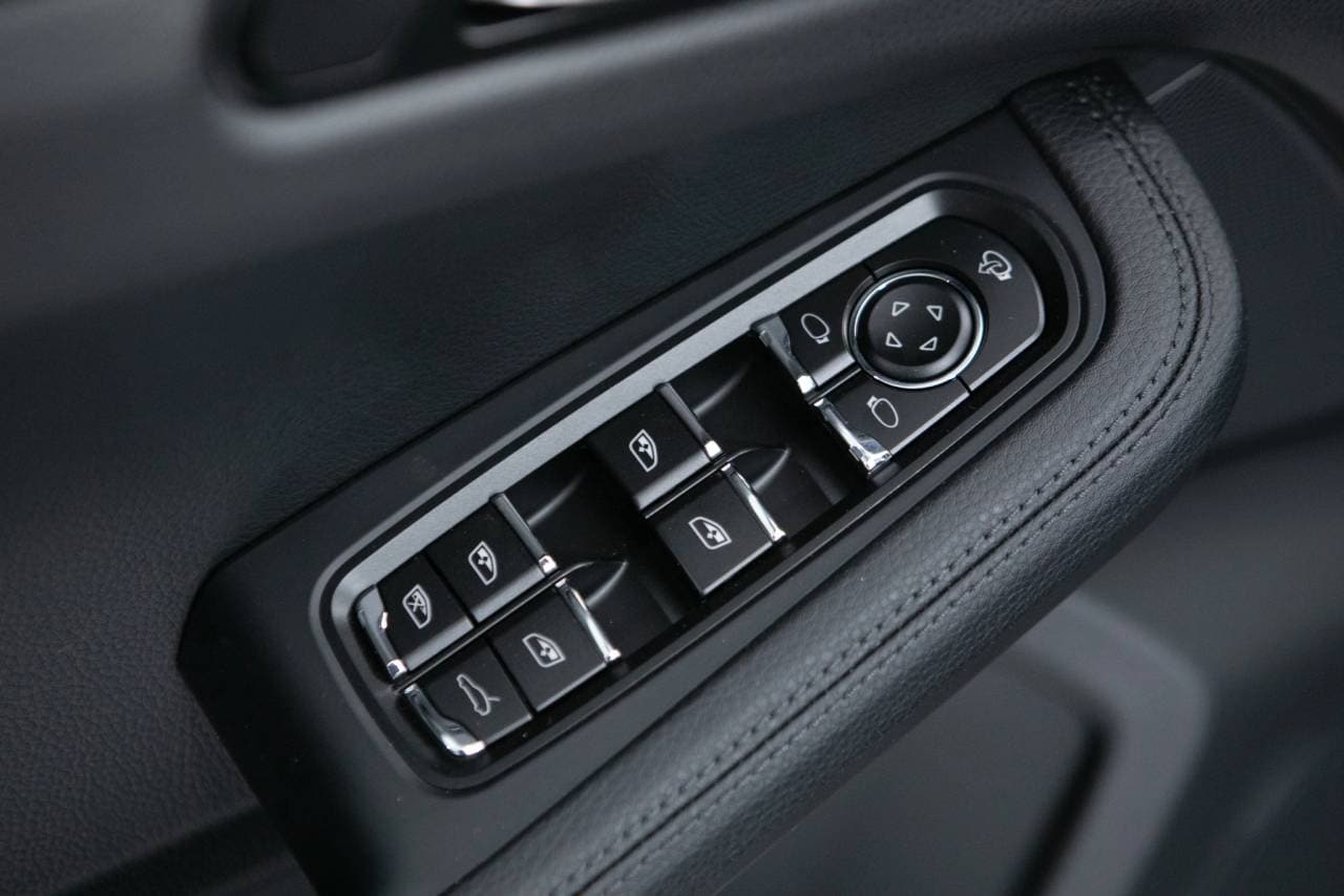 Thumbnail: 2026 Porsche Macan - 25