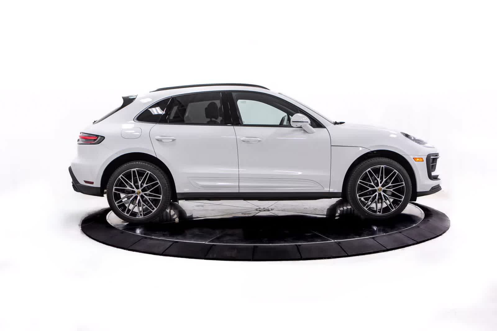 Thumbnail: 2026 Porsche Macan - 8