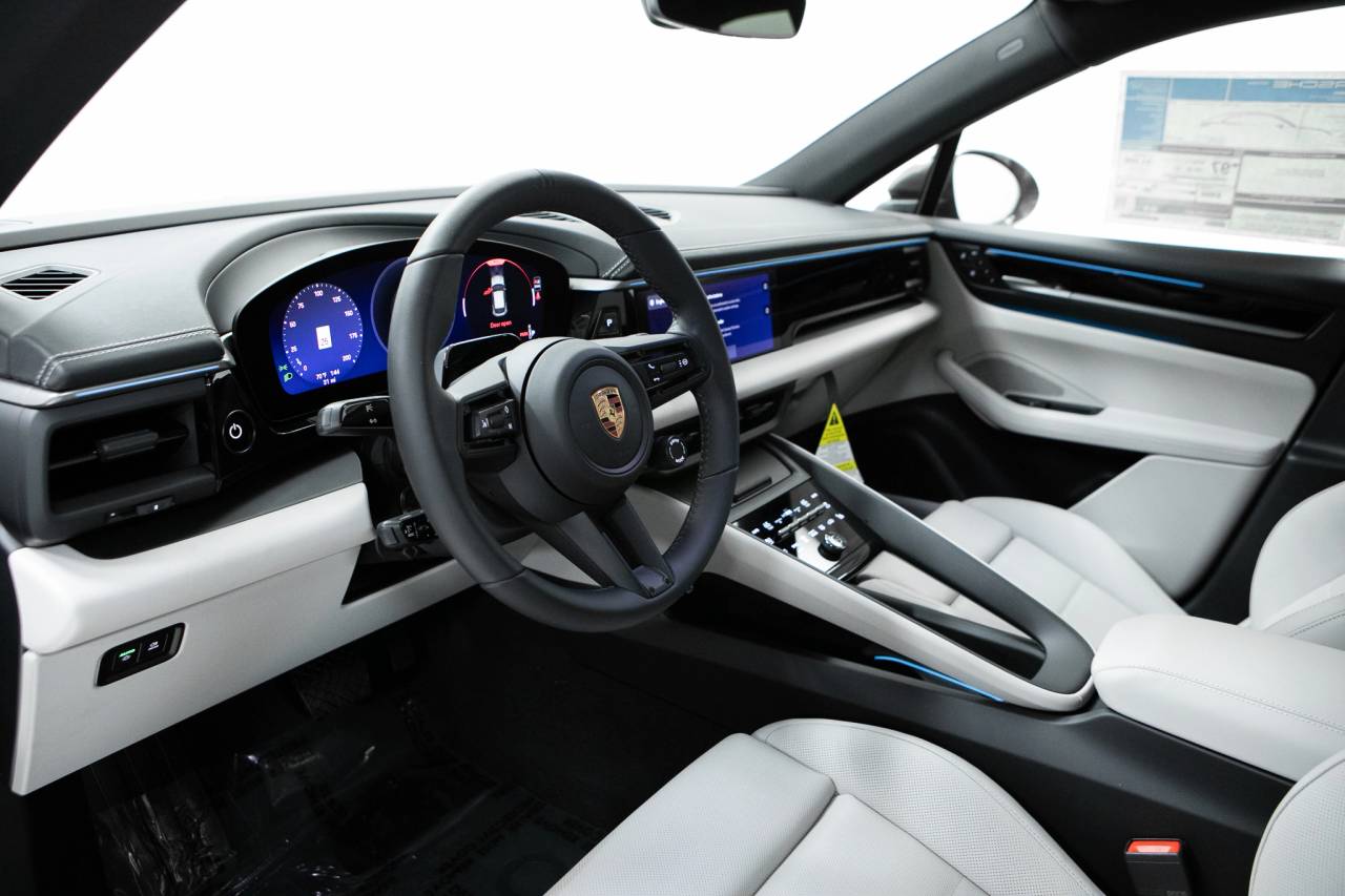 Thumbnail: 2026 Porsche Macan - 4