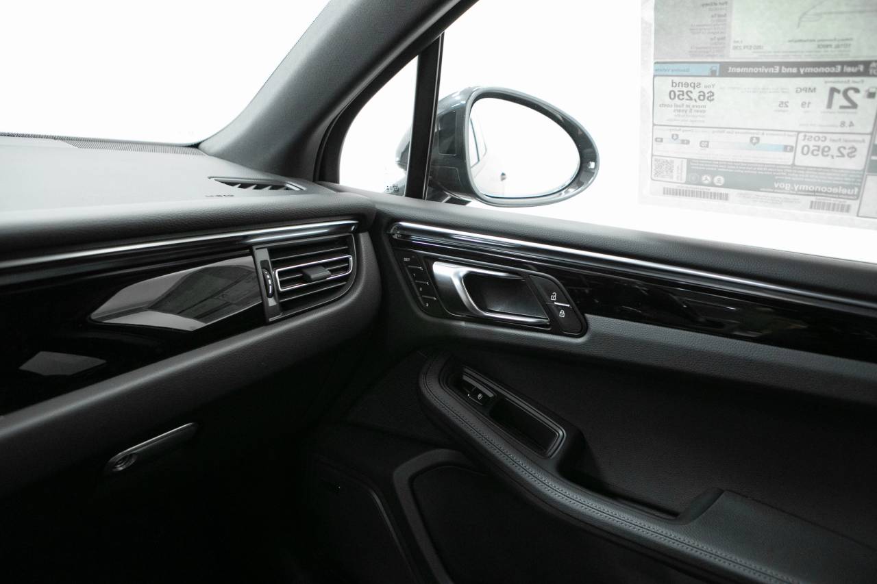 Thumbnail: 2026 Porsche Macan - 31