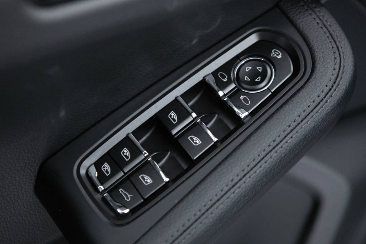 Thumbnail: 2026 Porsche Macan - 26