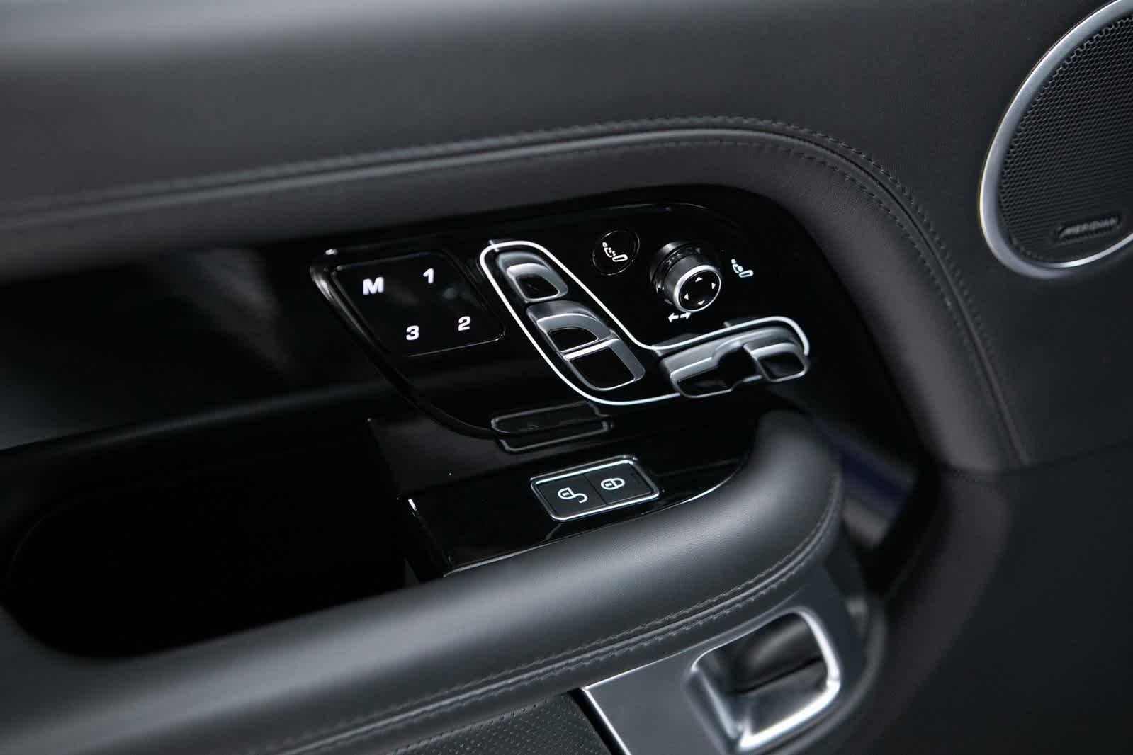 Thumbnail: 2021 Land Rover Range Rover - 17