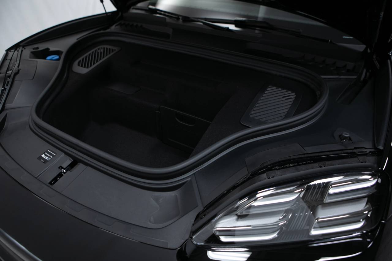 Thumbnail: 2026 Porsche Macan - 38