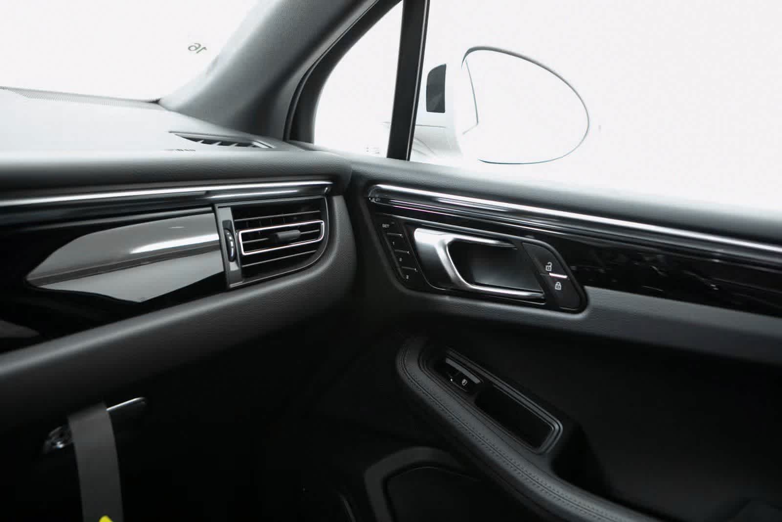 Thumbnail: 2025 Porsche Macan - 25