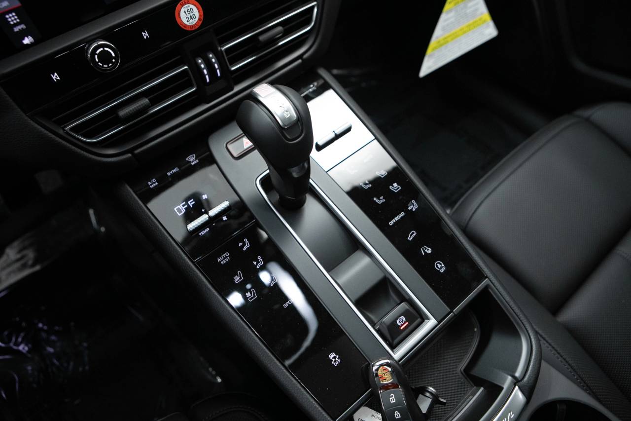 Thumbnail: 2026 Porsche Macan - 29