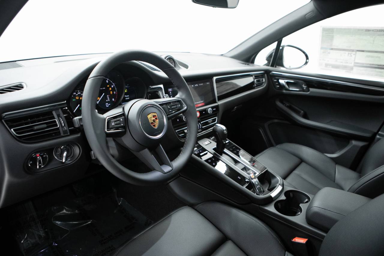 Thumbnail: 2026 Porsche Macan - 4