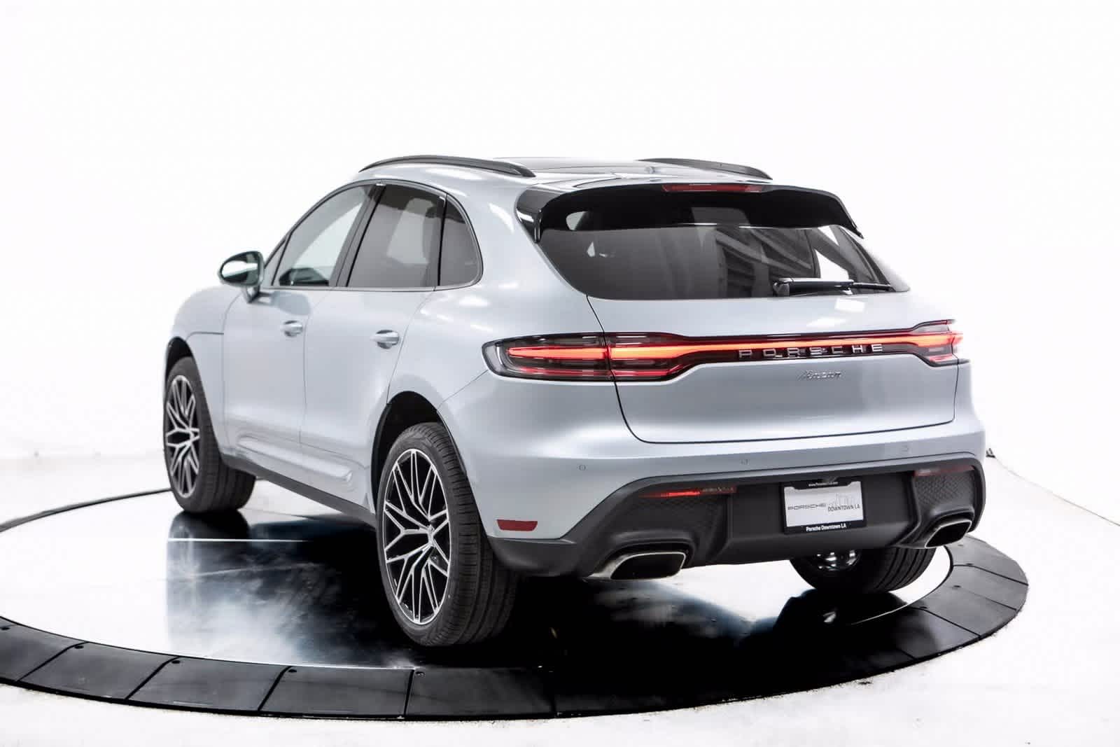 2025 Porsche Macan Base photo 3