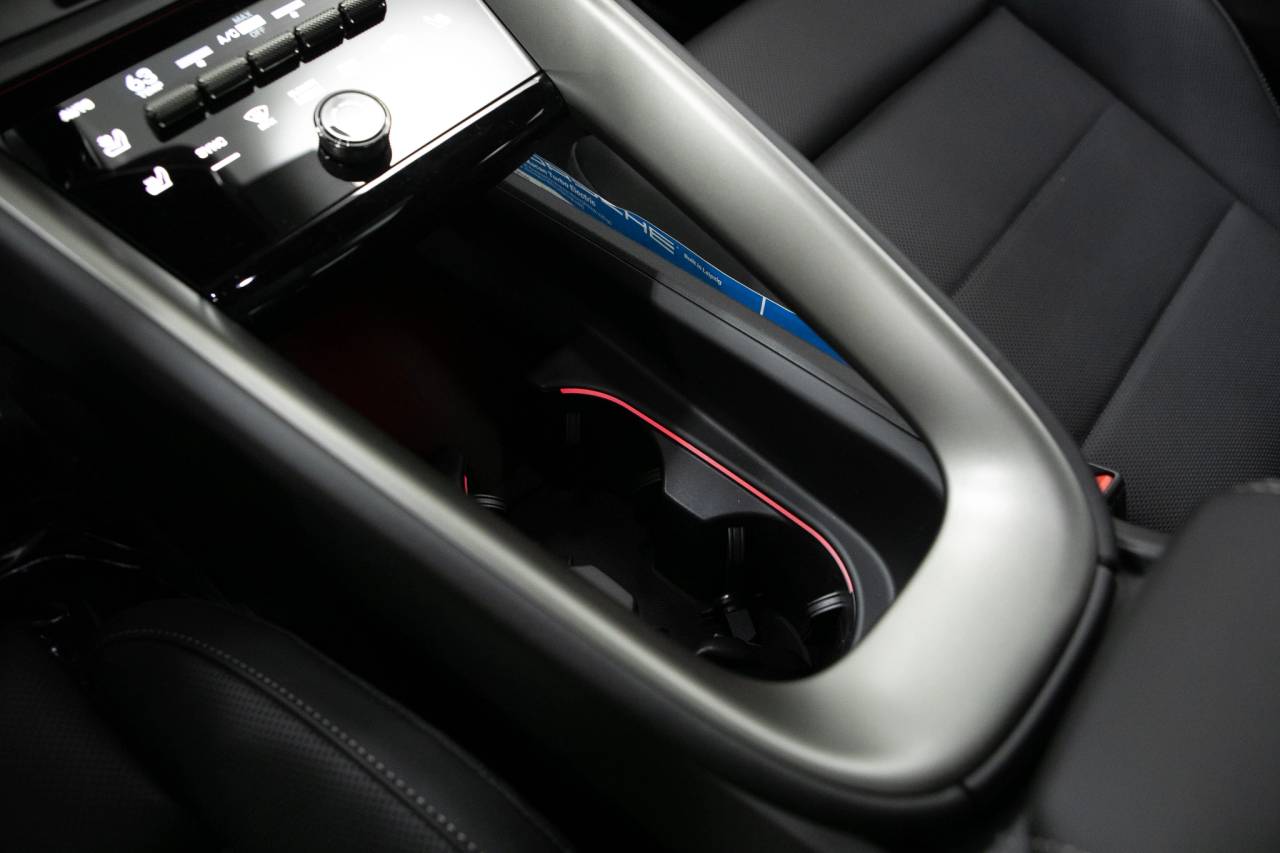 Thumbnail: 2026 Porsche Macan - 32