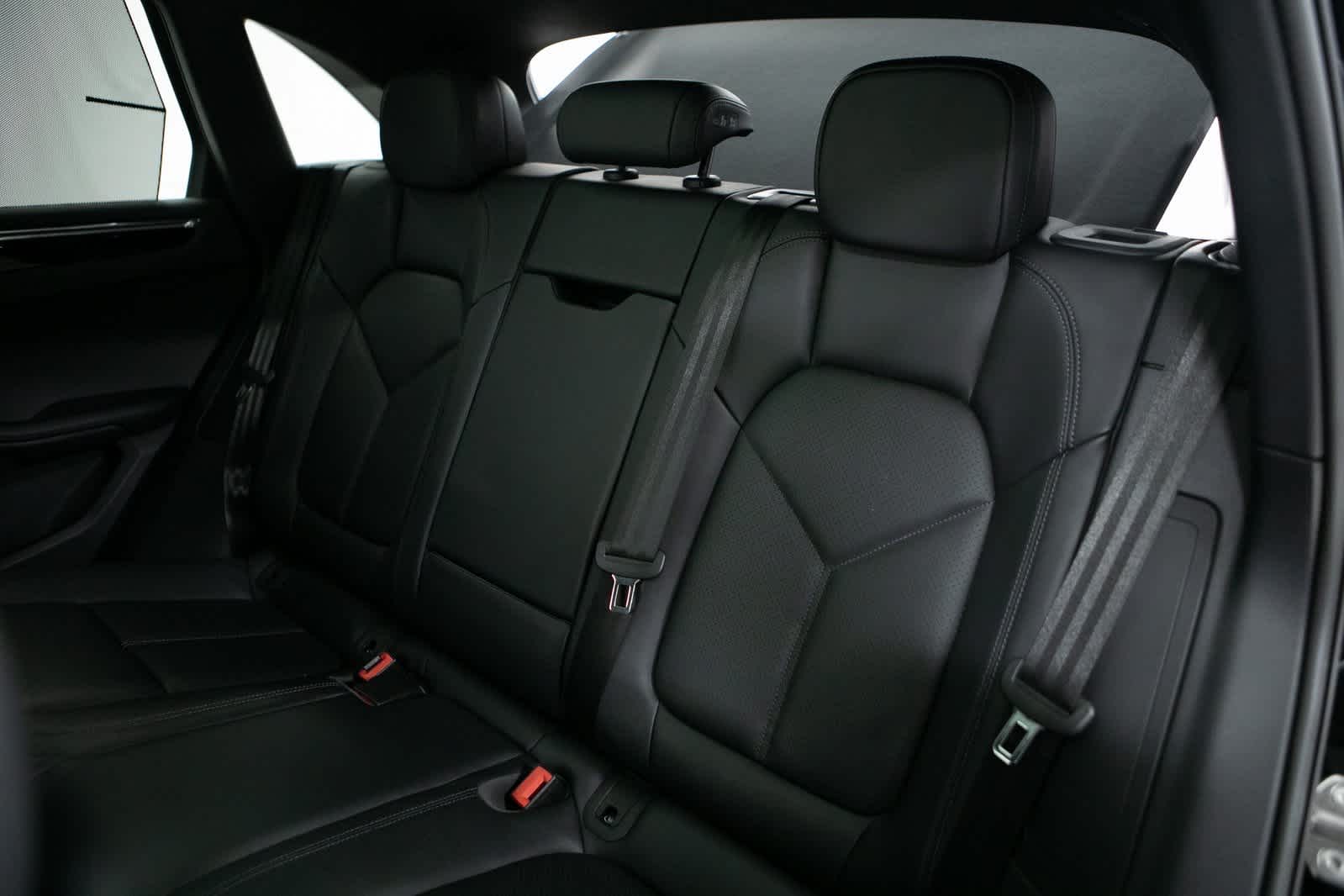 Thumbnail: 2025 Porsche Macan - 31