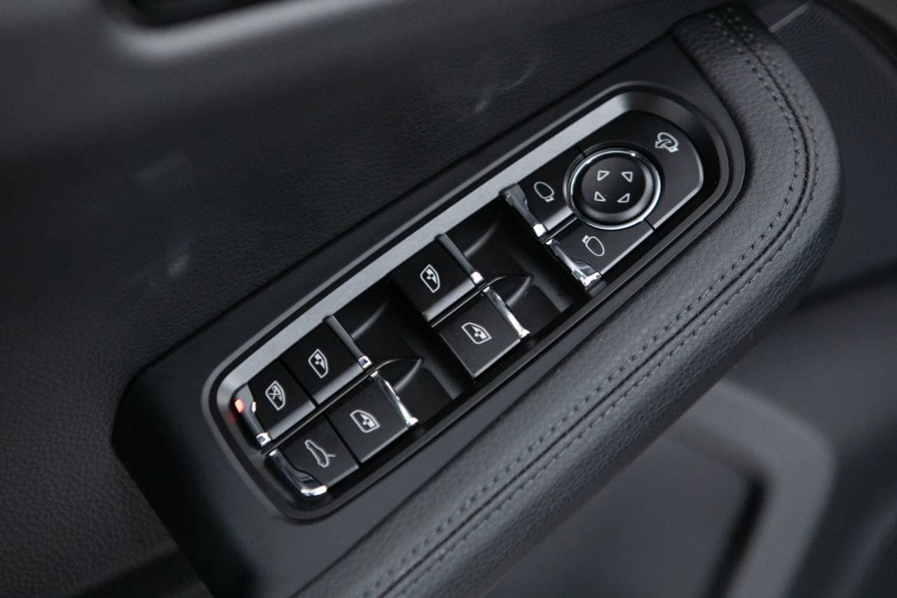 Thumbnail: 2026 Porsche Macan - 25