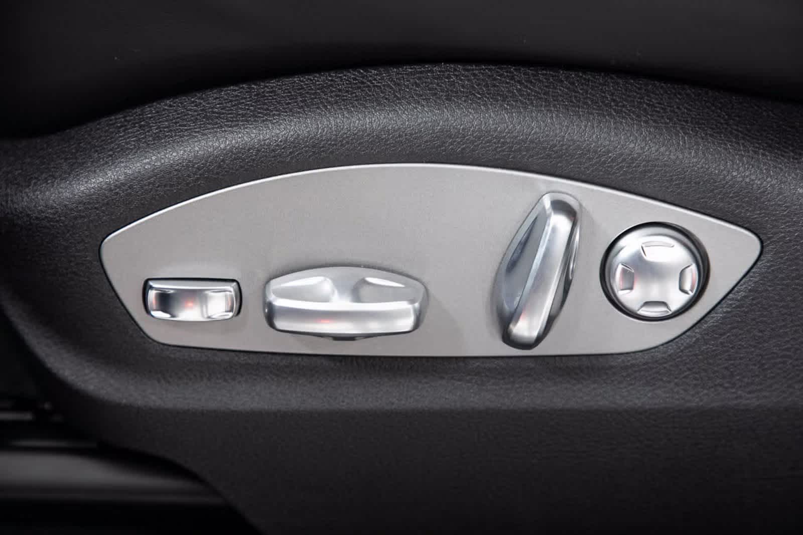 Thumbnail: 2025 Porsche Macan - 17