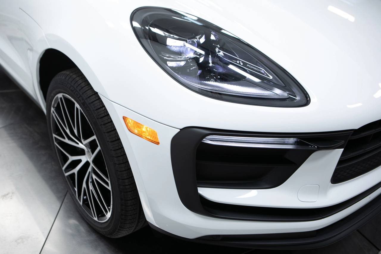 Thumbnail: 2026 Porsche Macan - 12