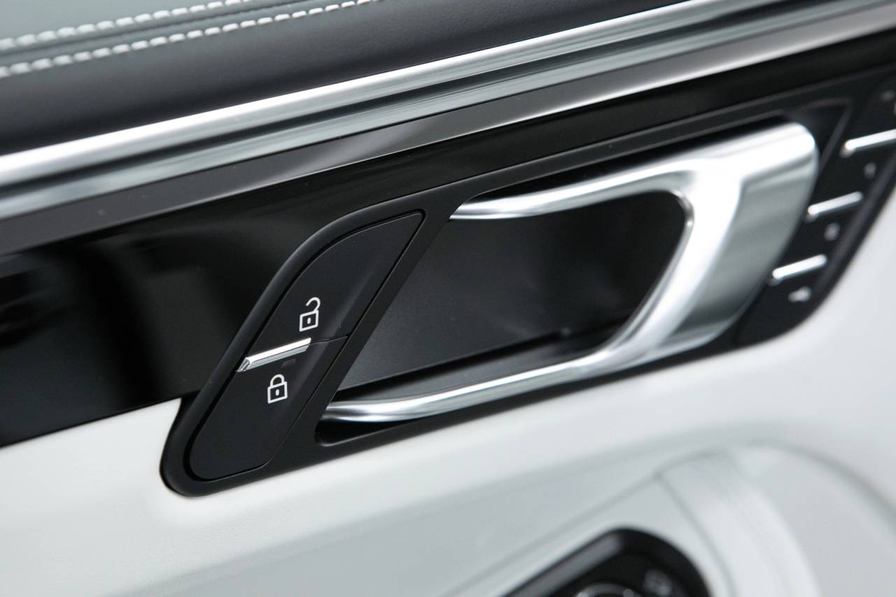 Thumbnail: 2026 Porsche Macan - 26