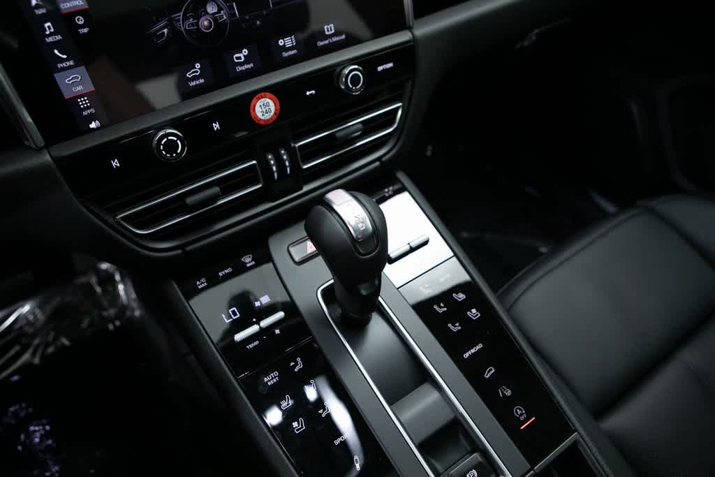 Thumbnail: 2025 Porsche Macan - 15