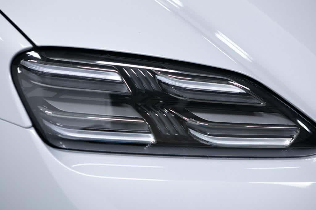 Thumbnail: 2025 Porsche Macan - 32