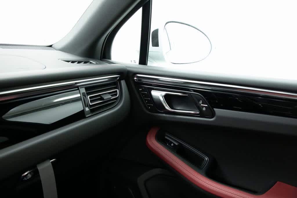 Thumbnail: 2025 Porsche Macan - 25