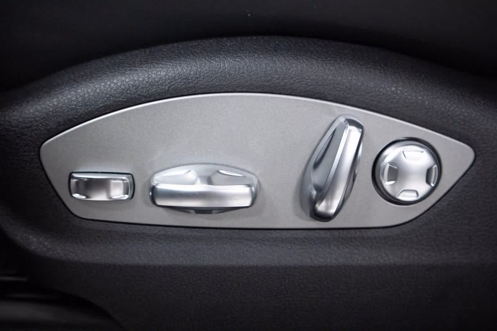 Thumbnail: 2025 Porsche Macan - 17