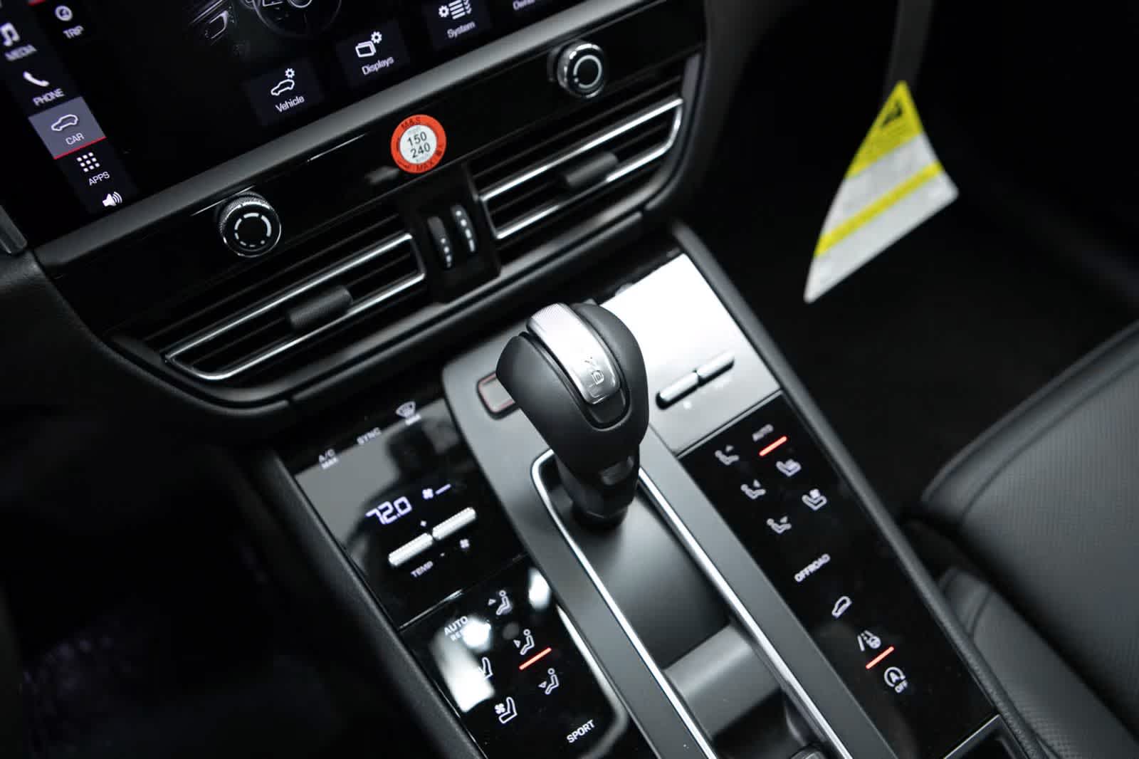 Thumbnail: 2026 Porsche Macan - 31