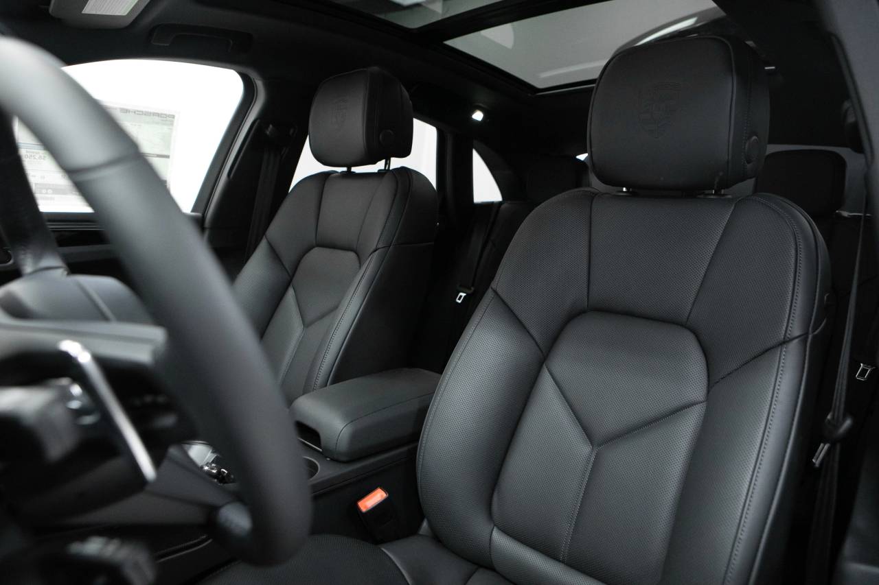 Thumbnail: 2026 Porsche Macan - 5