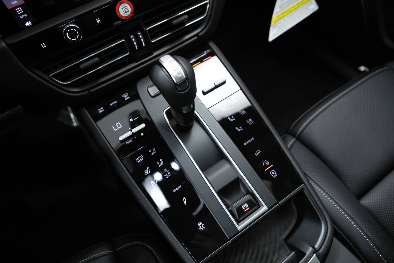 Thumbnail: 2026 Porsche Macan - 29