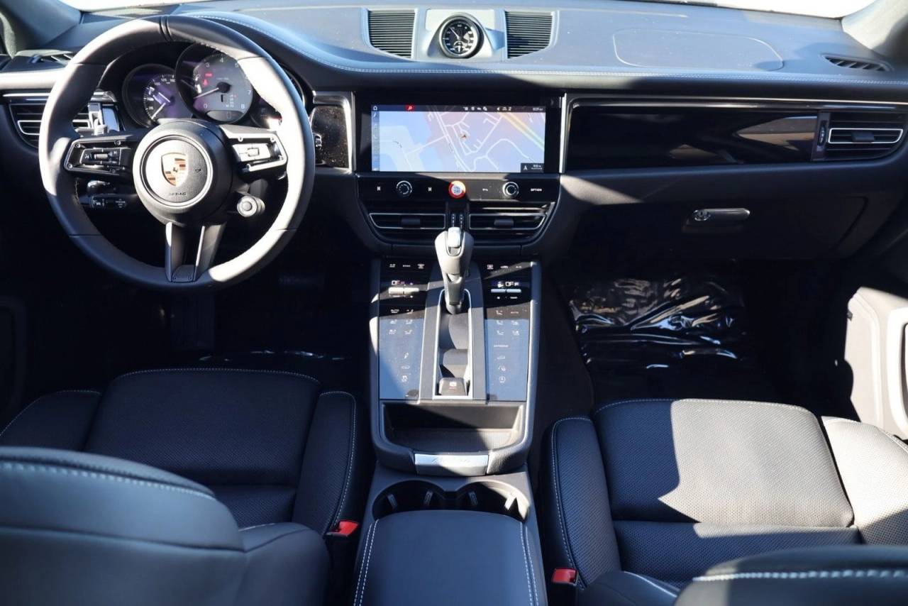 Thumbnail: 2026 Porsche Macan - 20