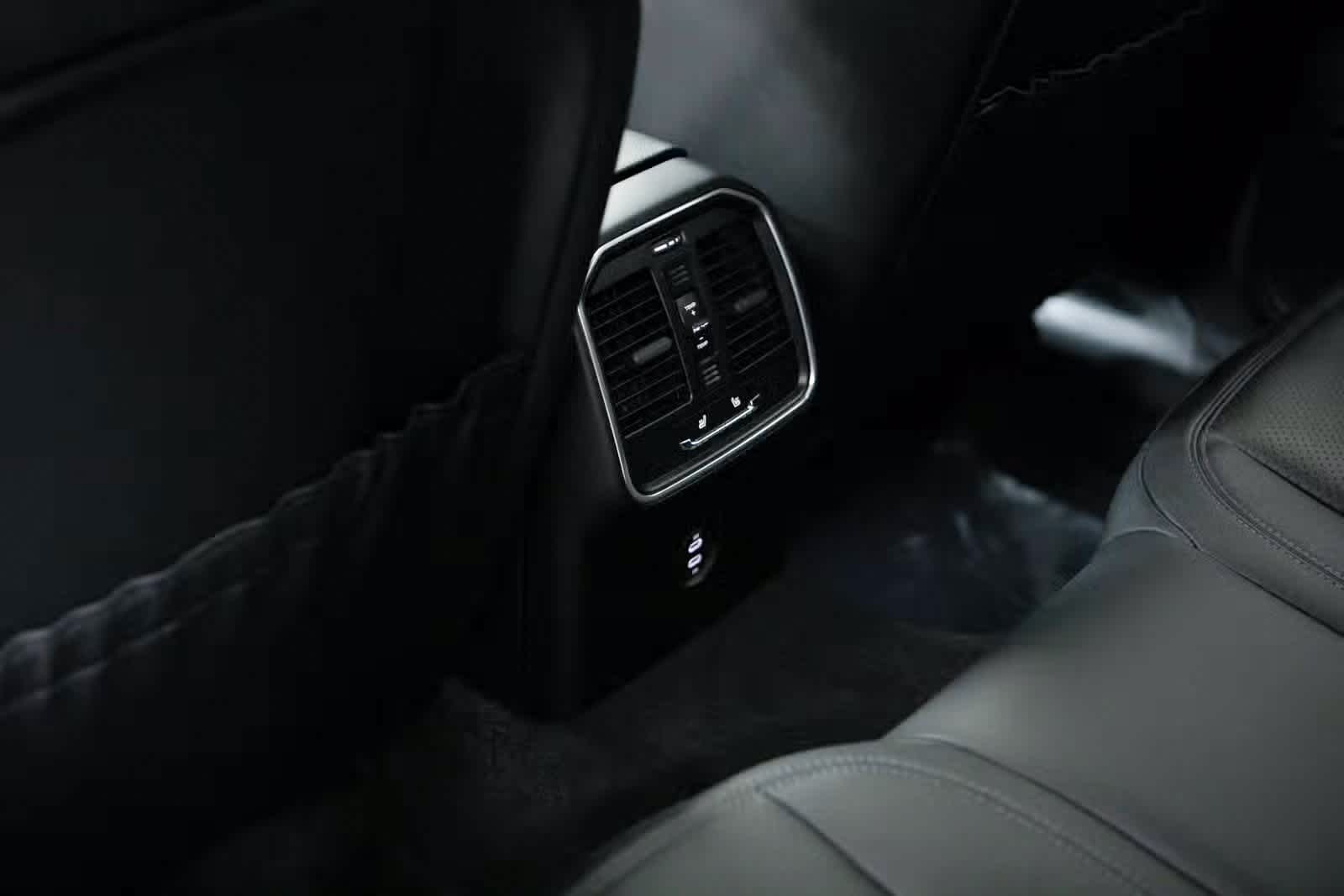 Thumbnail: 2025 Porsche Macan - 28