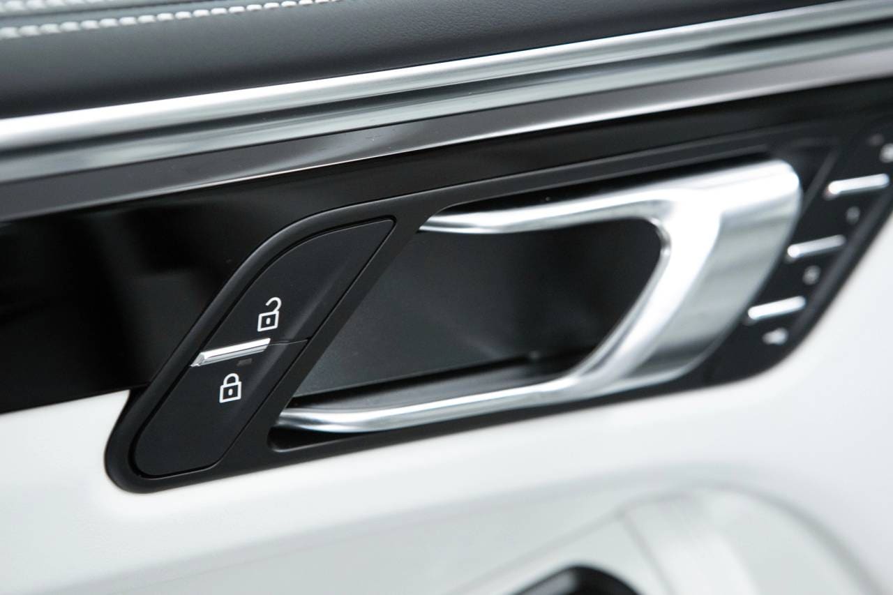 Thumbnail: 2026 Porsche Macan - 26