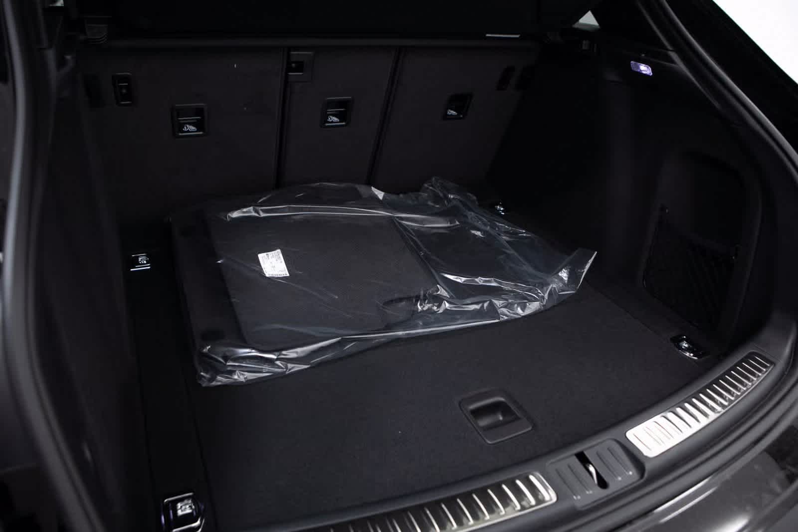 Thumbnail: 2025 Porsche Macan - 32