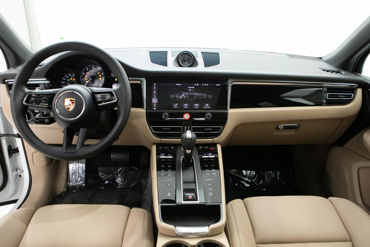 Thumbnail: 2026 Porsche Macan - 20