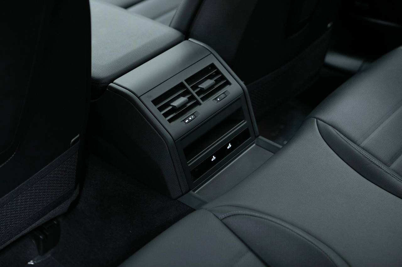 Thumbnail: 2025 Porsche Panamera - 35