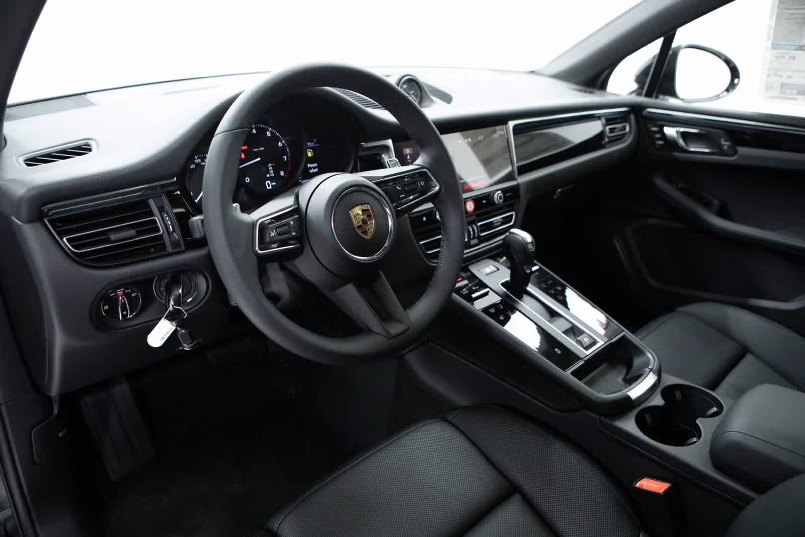 2025 Porsche Macan Base photo 4