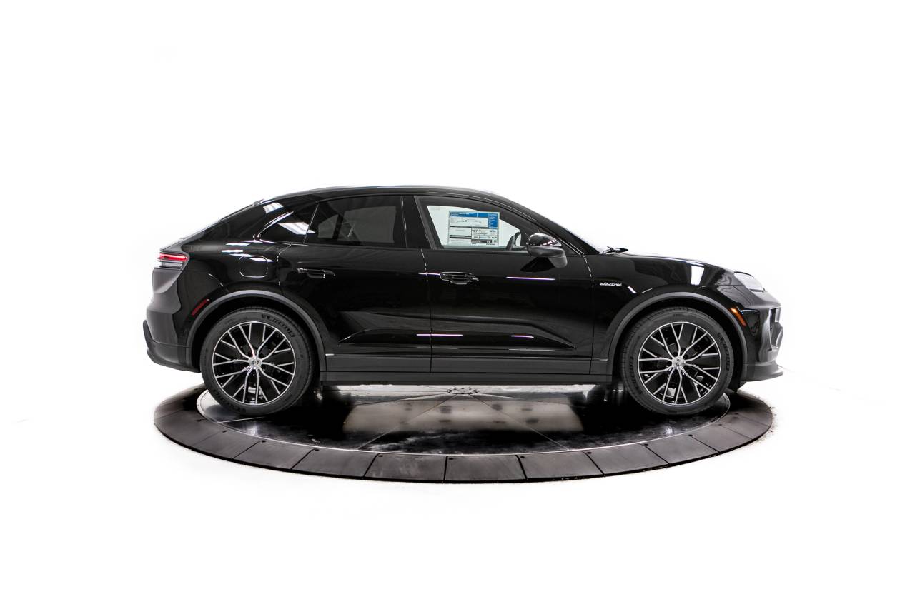 Thumbnail: 2026 Porsche Macan - 8