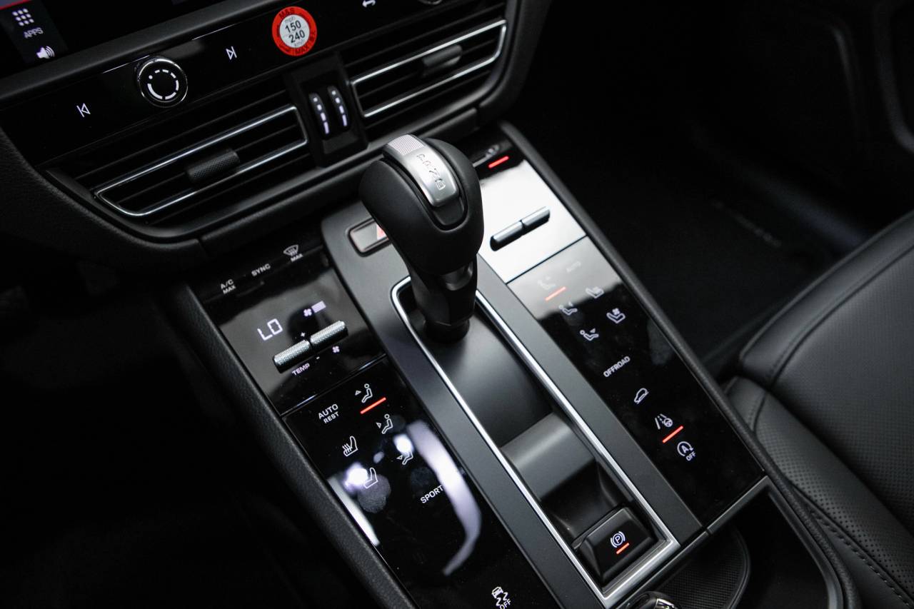 Thumbnail: 2026 Porsche Macan - 26
