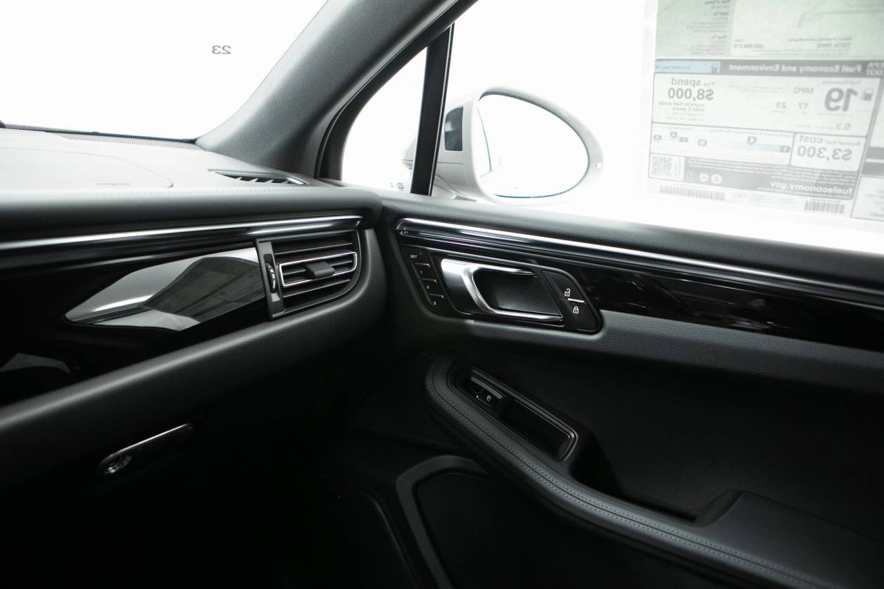 Thumbnail: 2026 Porsche Macan - 33