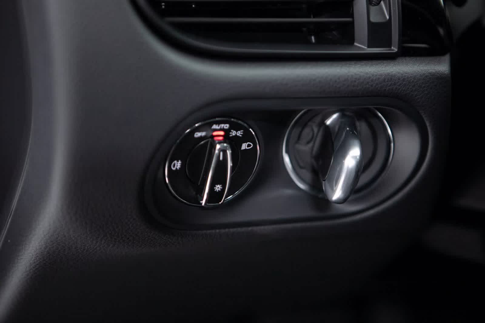 Thumbnail: 2025 Porsche Macan - 21