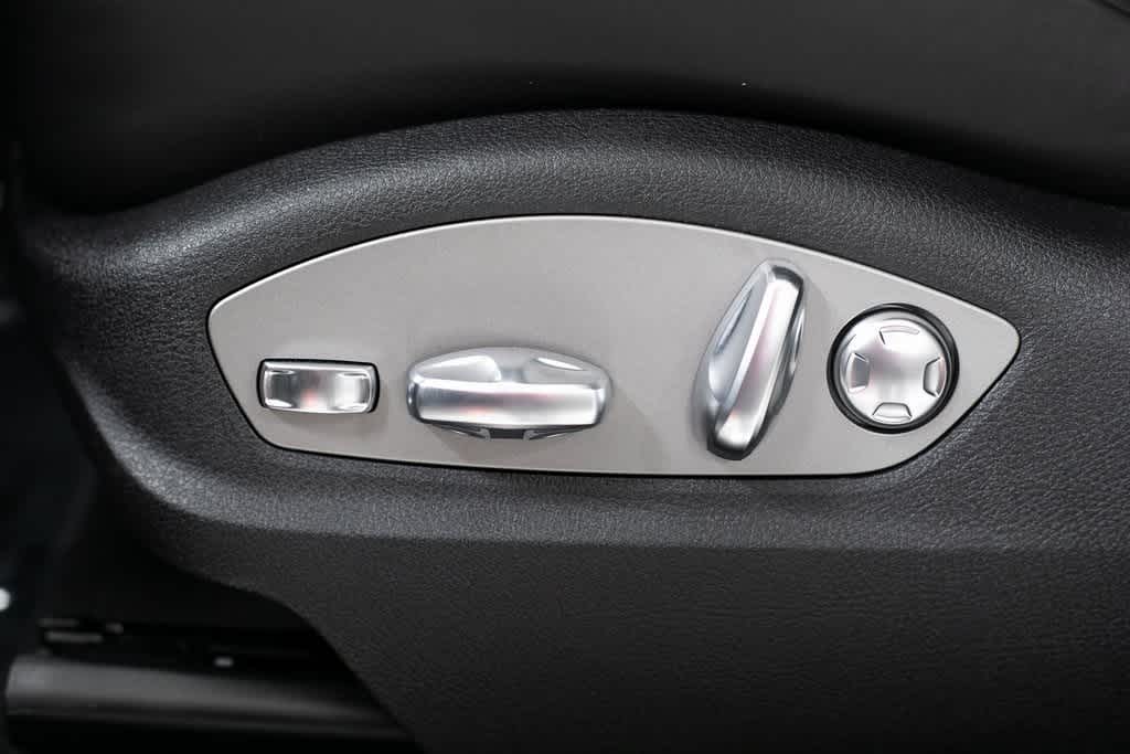 Thumbnail: 2025 Porsche Macan - 21