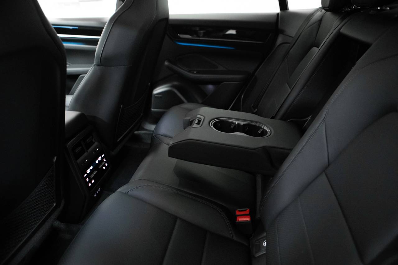 Thumbnail: 2026 Porsche Macan - 35