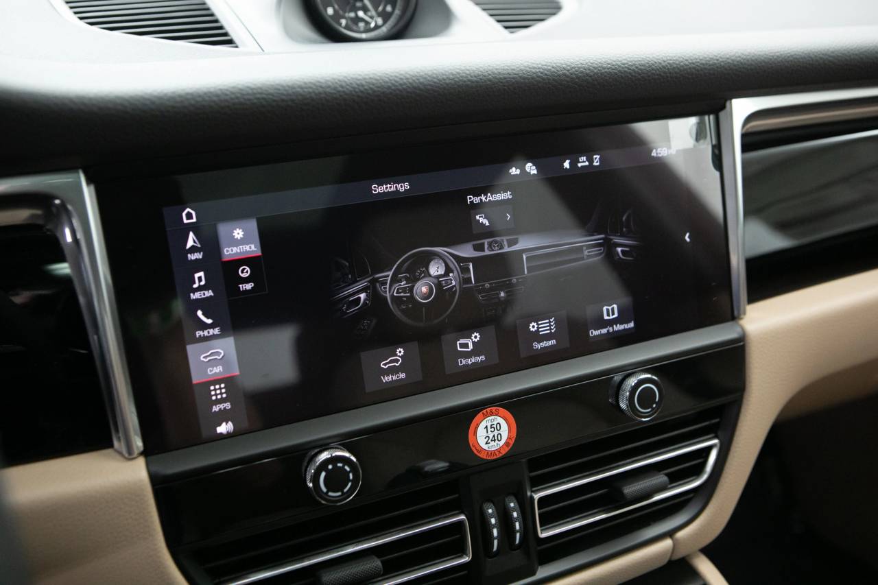 Thumbnail: 2026 Porsche Macan - 22