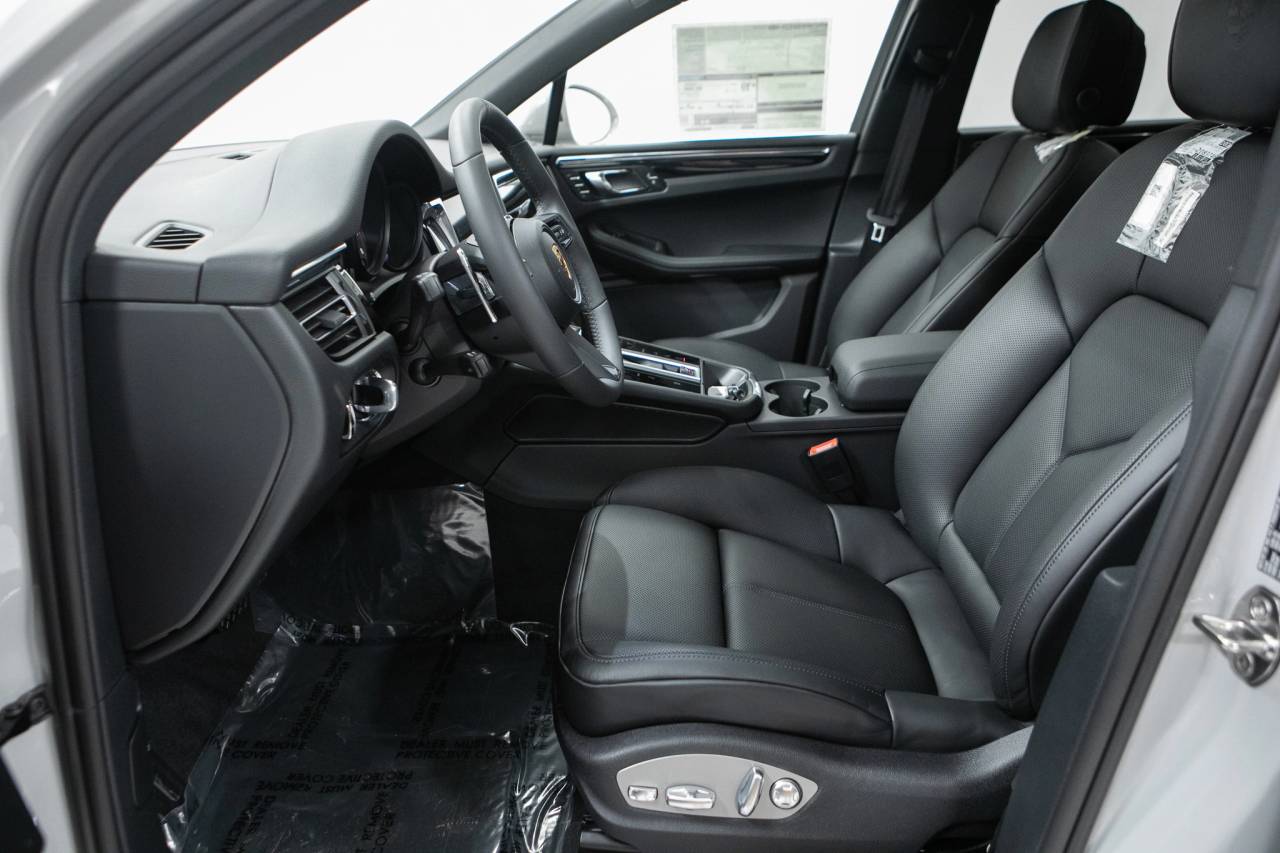Thumbnail: 2026 Porsche Macan - 23