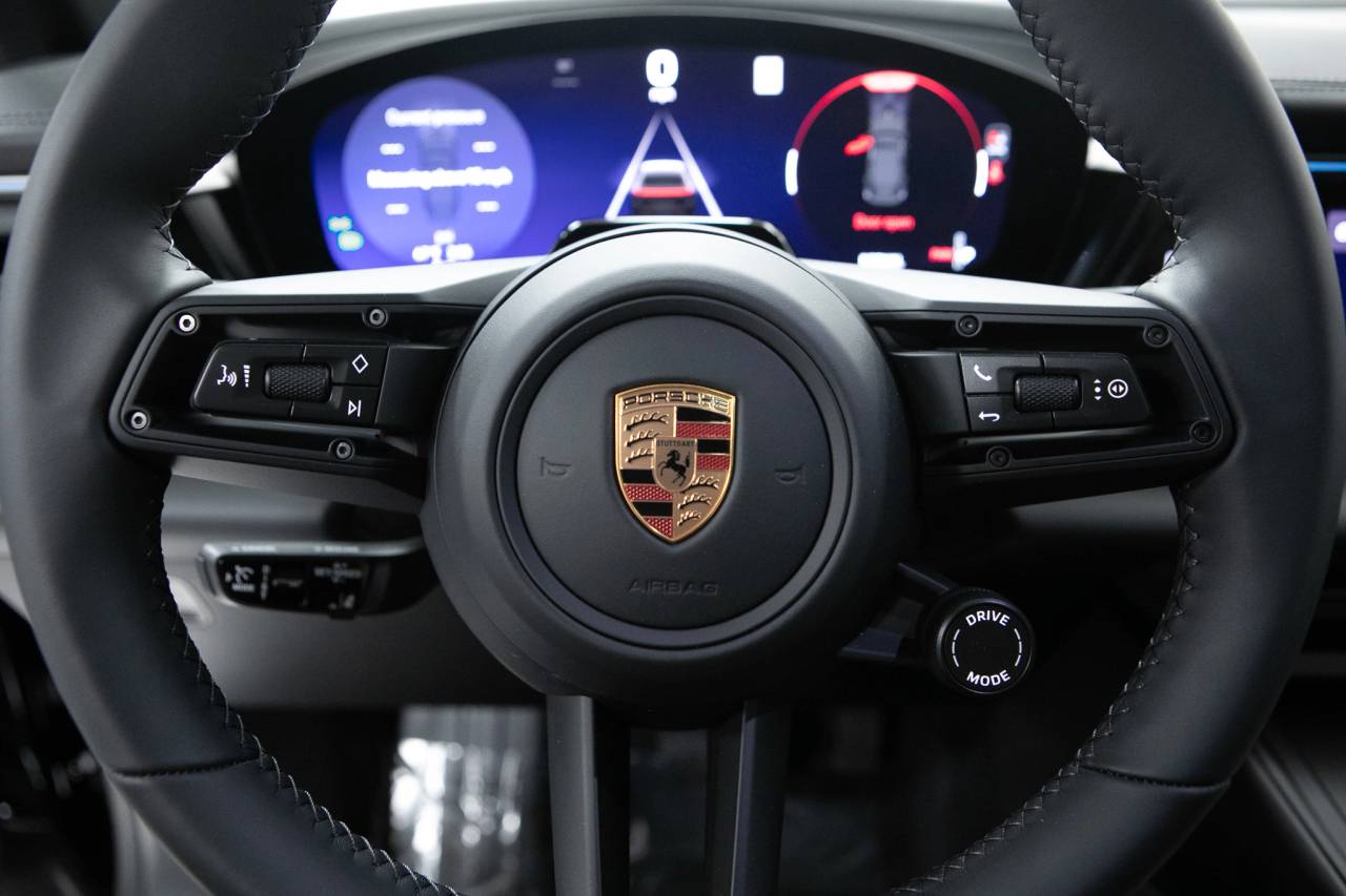 Thumbnail: 2026 Porsche Macan - 21