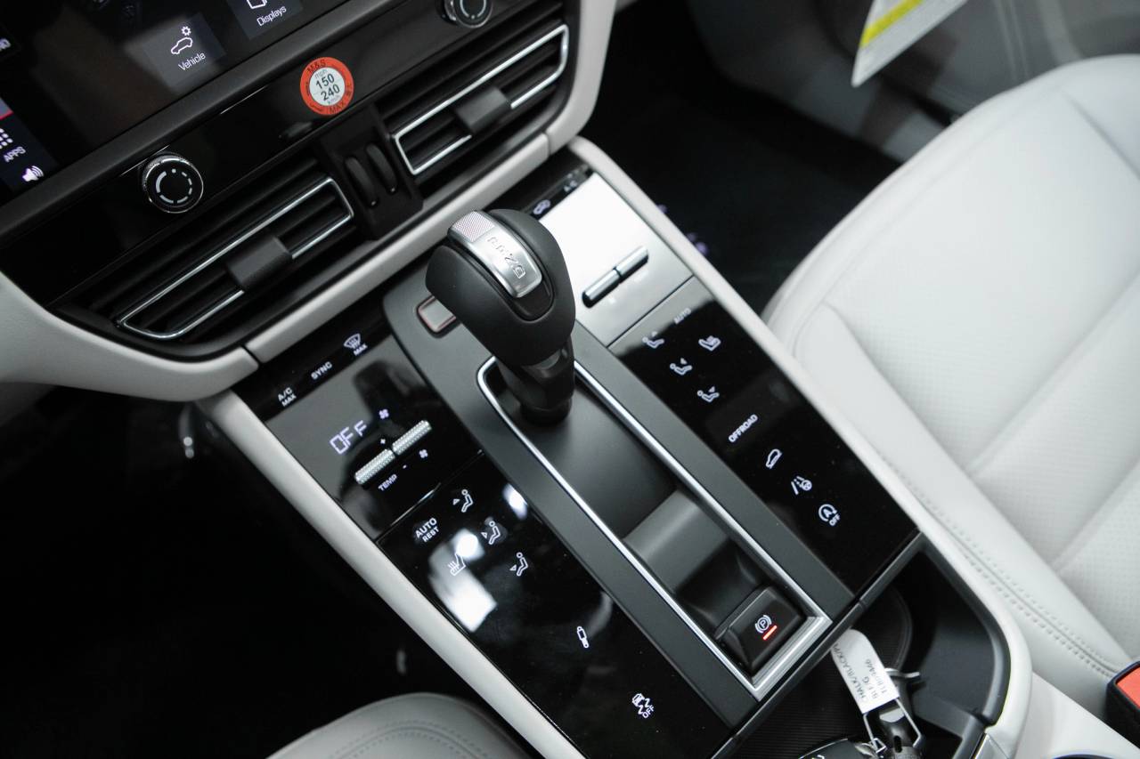 Thumbnail: 2026 Porsche Macan - 29