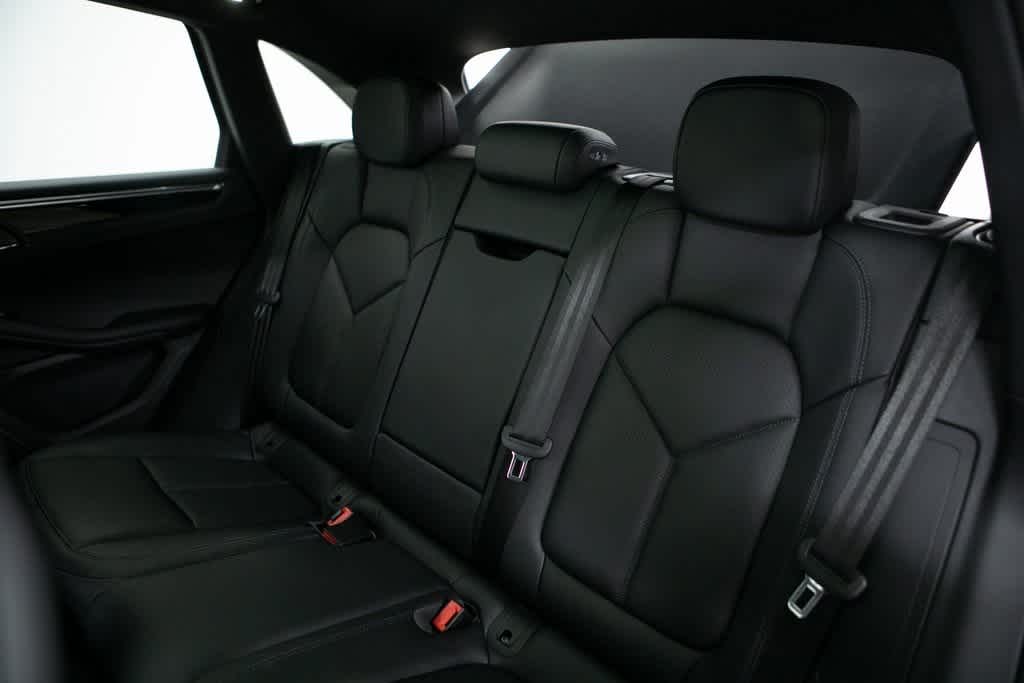 Thumbnail: 2025 Porsche Macan - 35