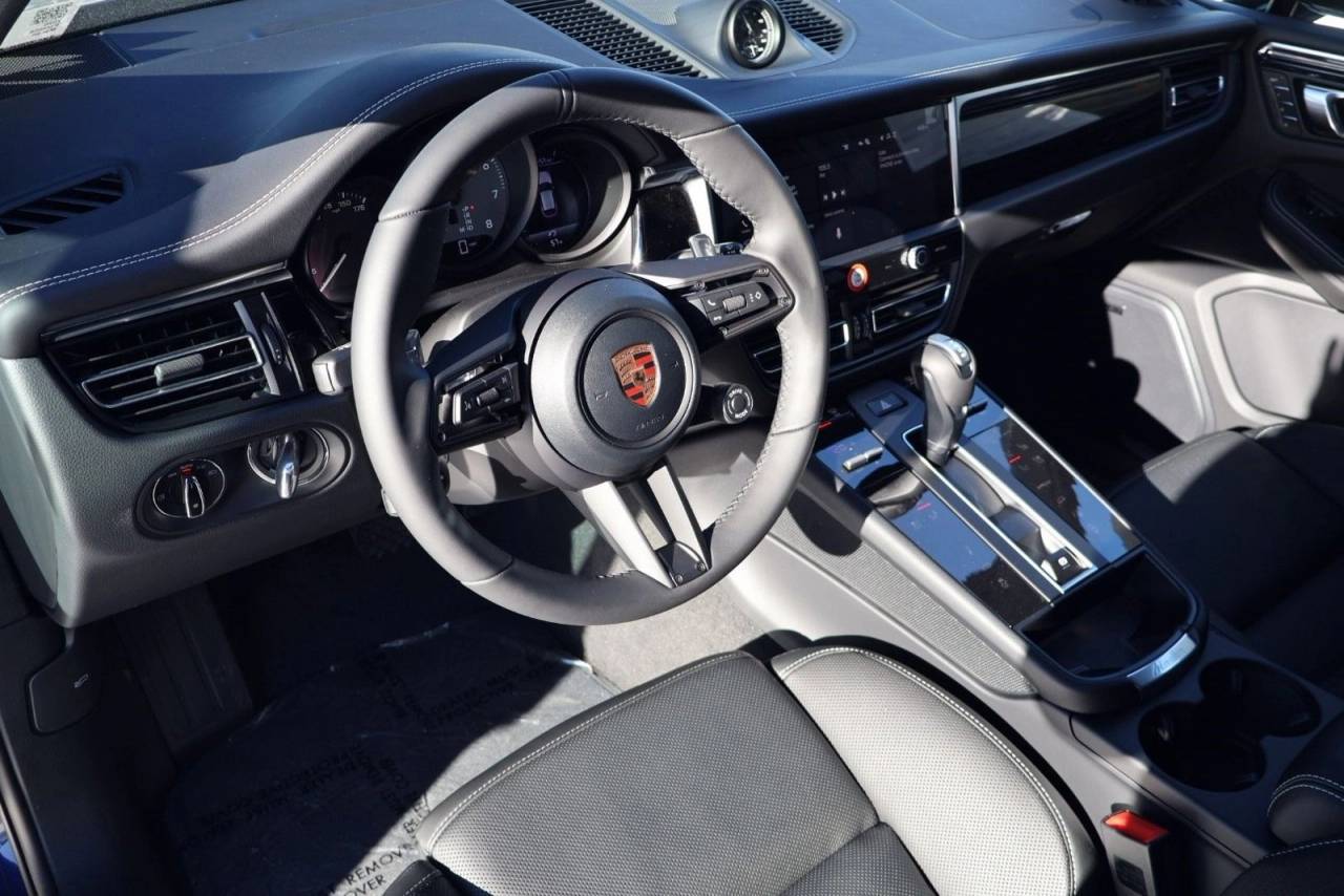 Thumbnail: 2026 Porsche Macan - 4