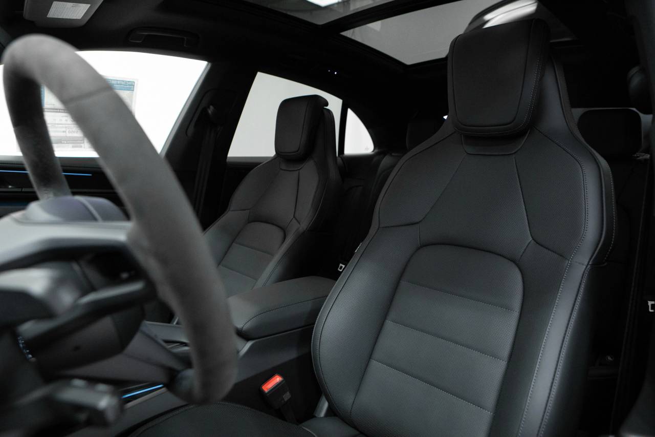 Thumbnail: 2026 Porsche Macan - 5