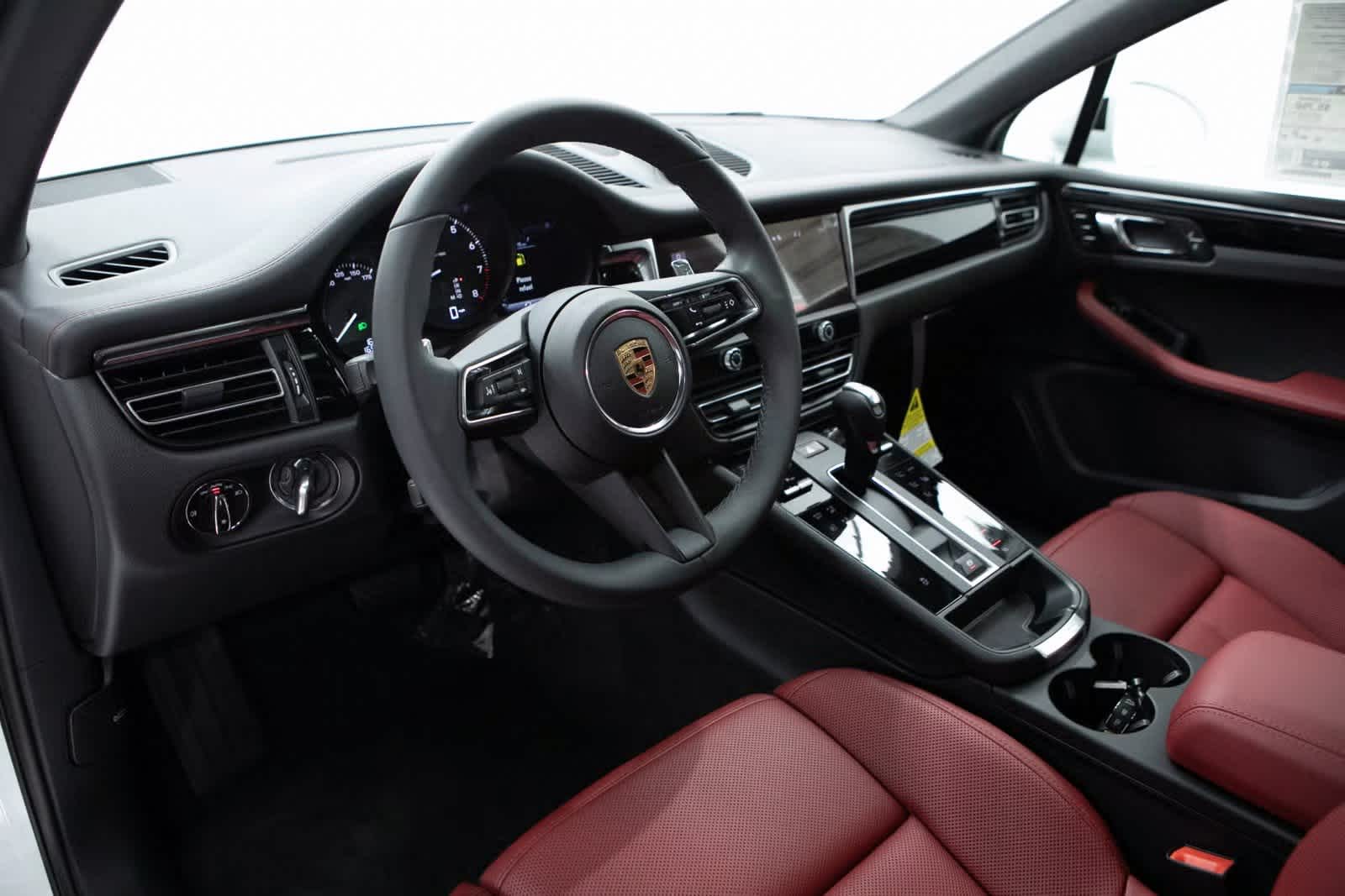 2025 Porsche Macan Base photo 4